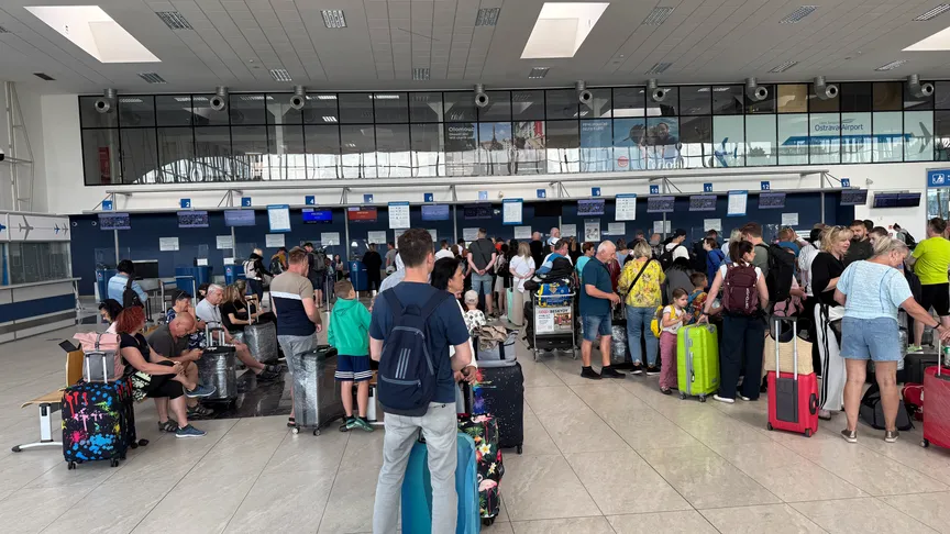 Ostravské letiště v polovině června praská ve švech. Lidé míří za levnější dovolenou k moři.