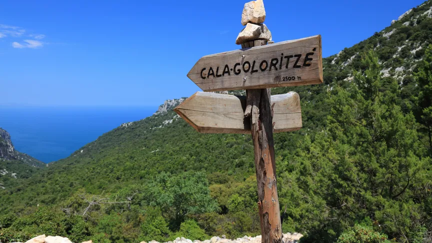 Cala Goloritzé je perla východní Sardinie, kde vás čeká tyrkysové moře v kontrastu s bílými vápencovými skalami.