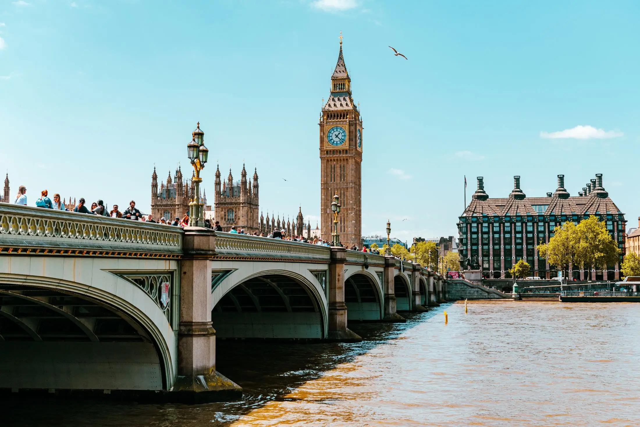 Město Londýn, vidět jde řeka, přes kterou po levé straně vede most. Poté jde vidět Big Ben a další budovy.