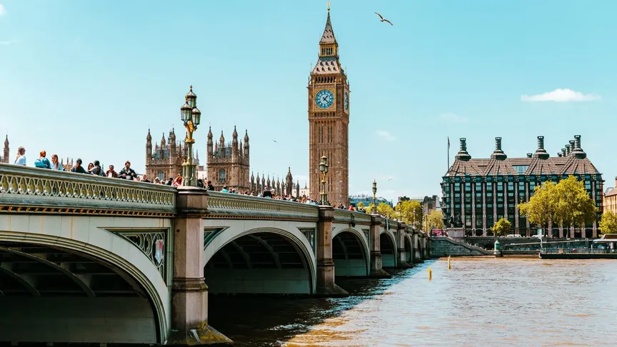 Město Londýn, vidět jde řeka, přes kterou po levé straně vede most. Poté jde vidět Big Ben a další budovy.