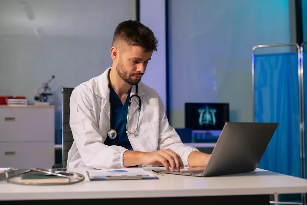 lékař před počítačem