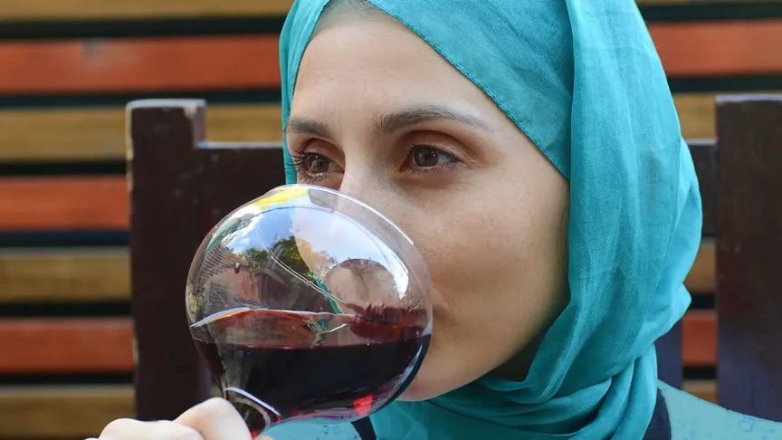 muslimka pije červené víno