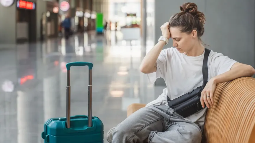 Žena čeká na vlakovém nádraží