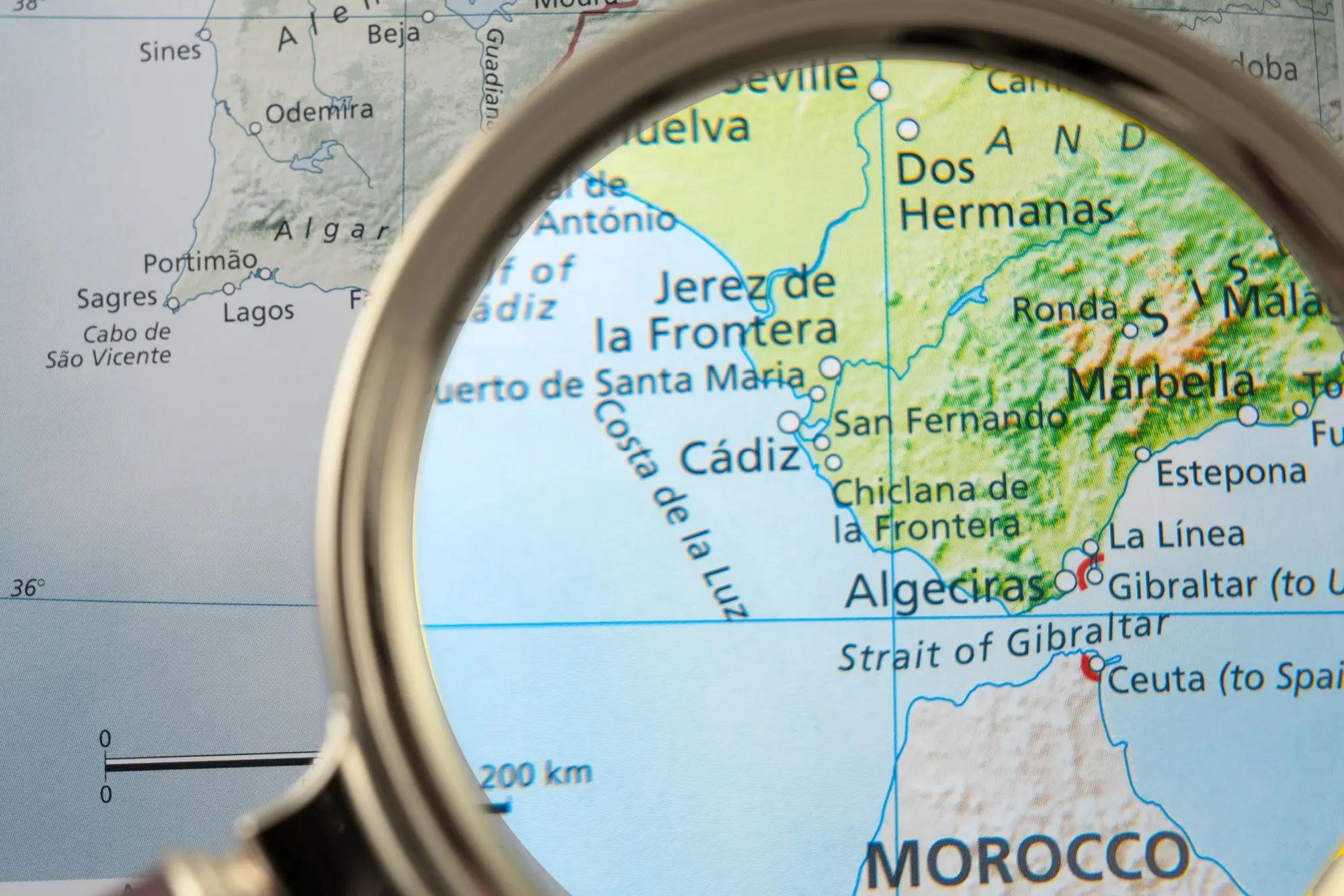 Lupa zvětšuje mapu Gibraltaru