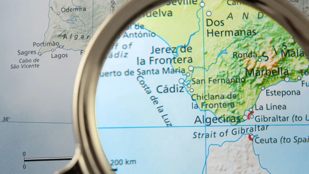 Lupa zvětšuje mapu Gibraltaru