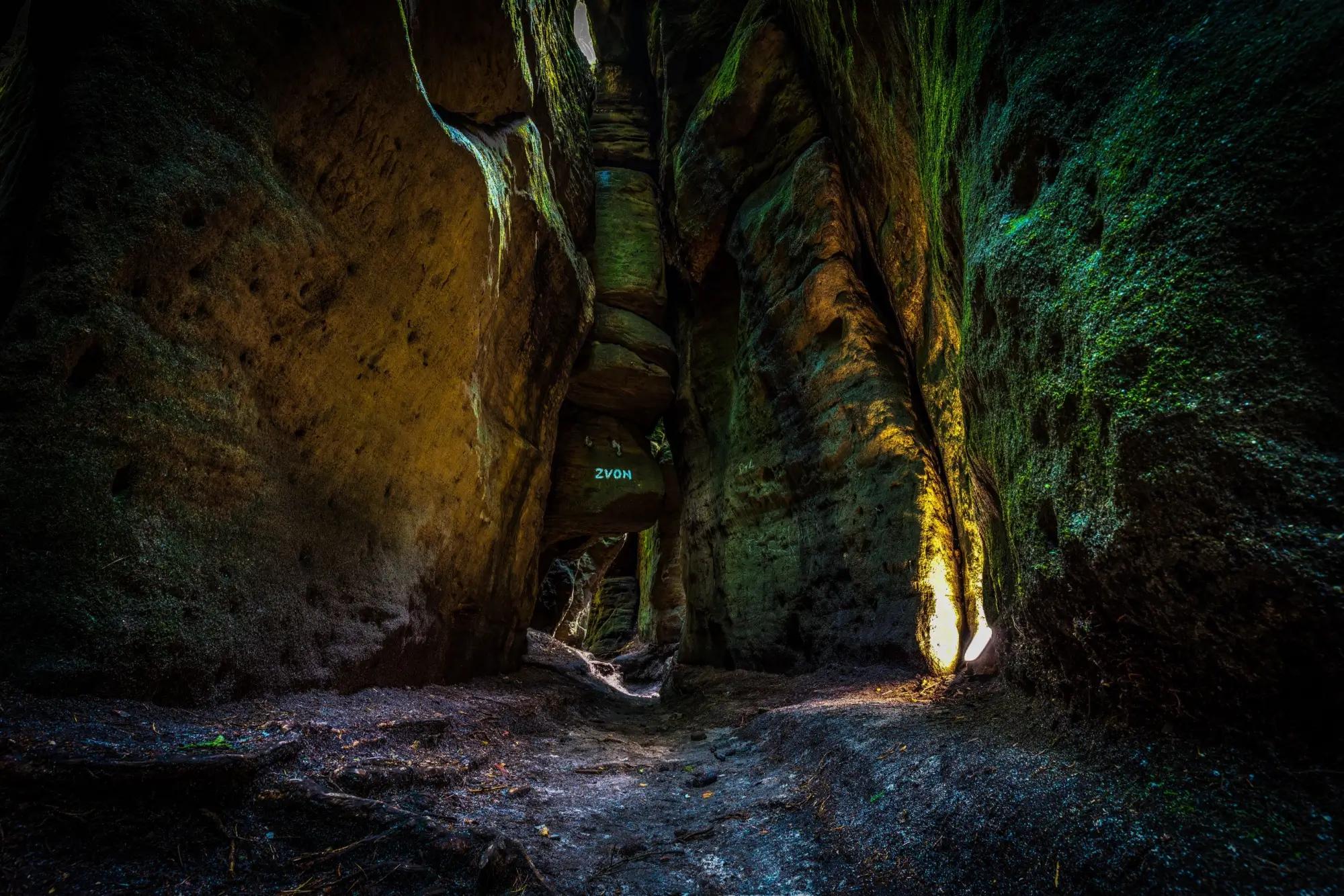 nitro pískovcové jeskyně