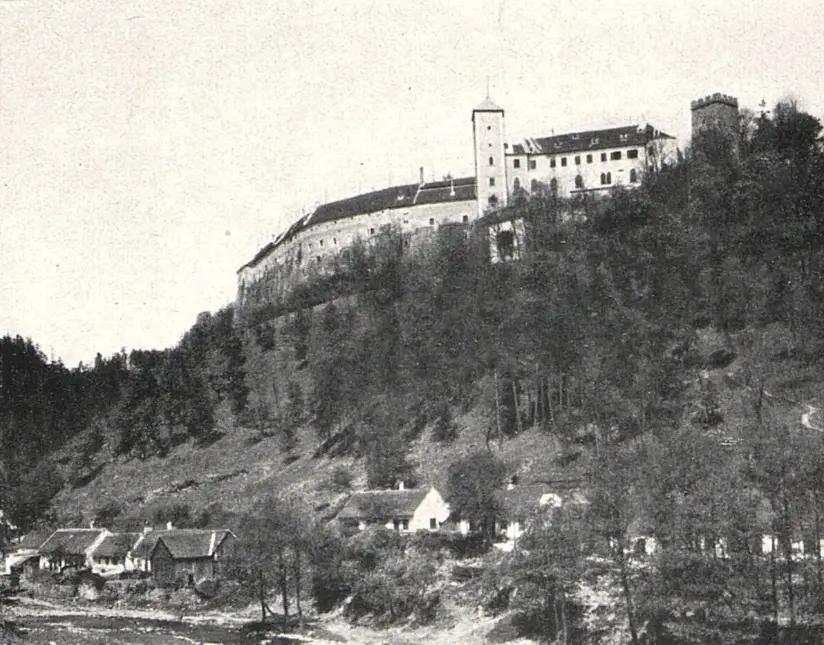 Chalupy dnes již zaniklé obce Bítov pod stejnojmenným hradem