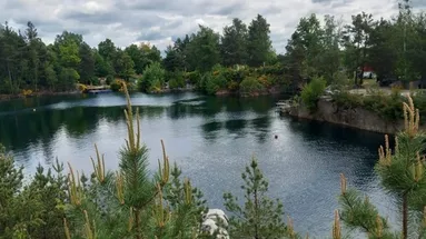 Zapomeňte na přeplněná koupaliště. U Štětkovic najdete žulový lom zdarma, kde si užijete klid, paddleboardy i dobrodružství, o kterém se bude mluvit celé léto