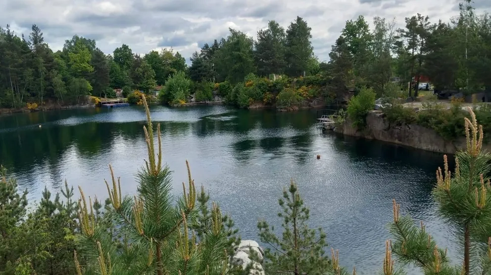Zapomeňte na přeplněná koupaliště. U Štětkovic najdete žulový lom zdarma, kde si užijete klid, paddleboardy i dobrodružství, o kterém se bude mluvit celé léto