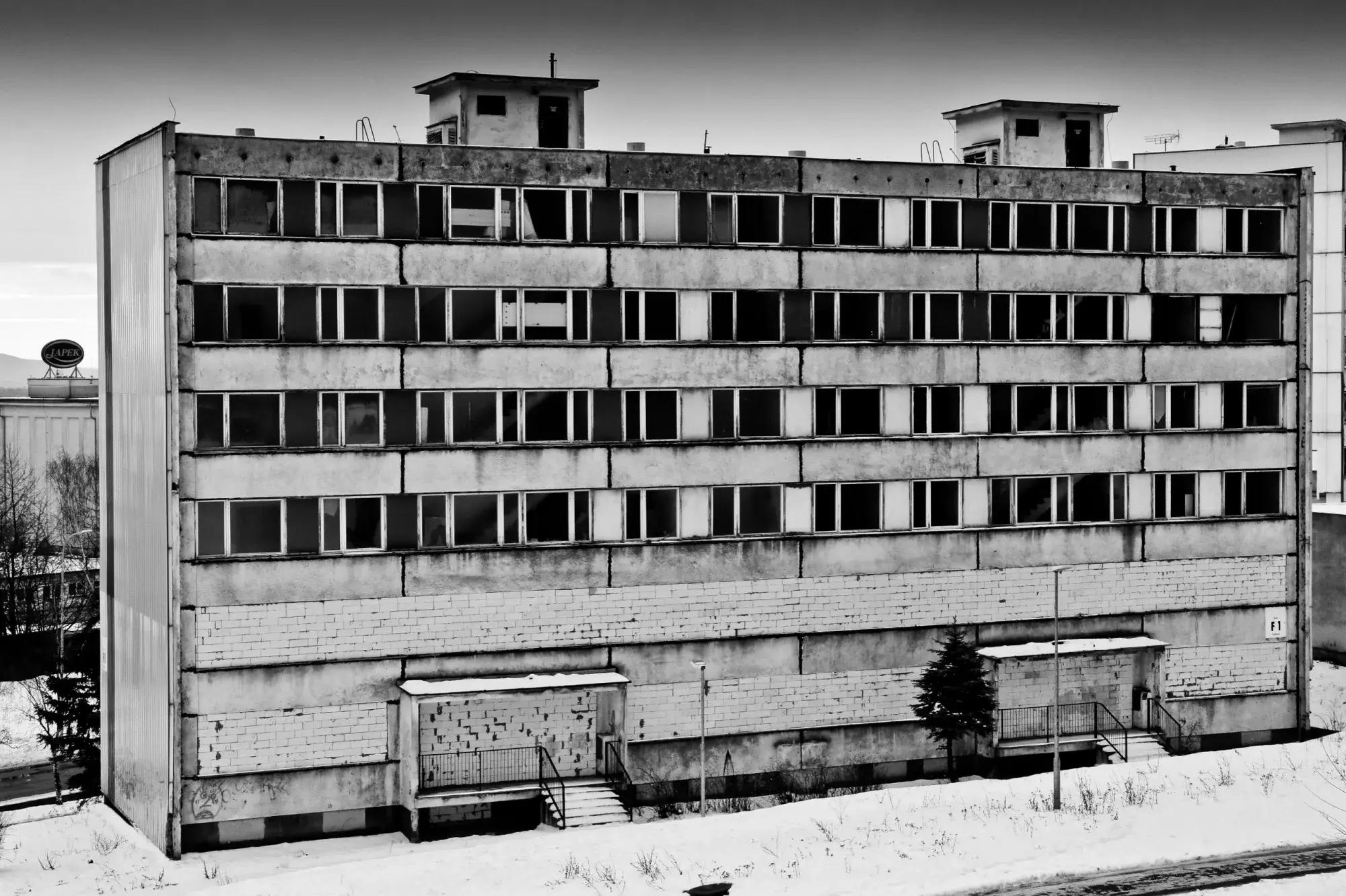 opuštěný panelový dům