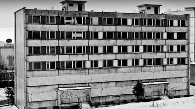 opuštěný panelový dům