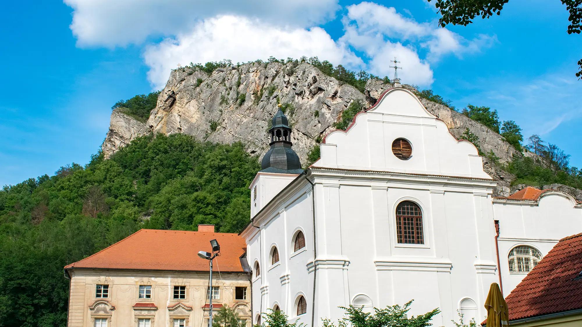 Poutní areál s kostelem 