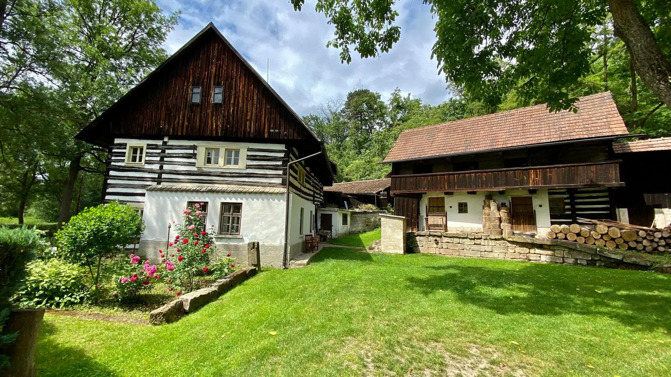 Fotka mlýnu v obci Střehom, který je známý z pohádky „S čerty nejsou žerty“. Okolí je plné zeleně.