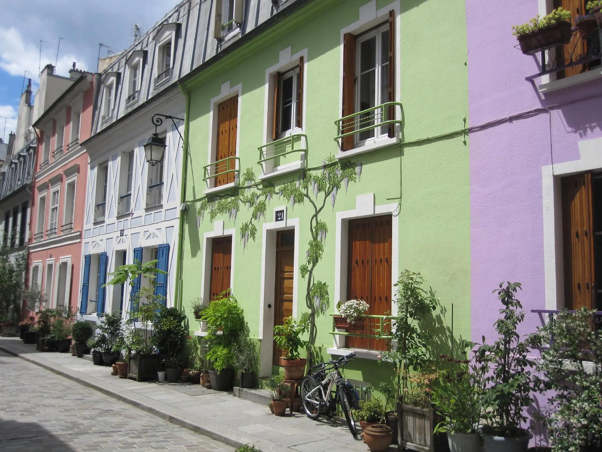 Přes den je Rue des Barres kouzelná, ale večer?