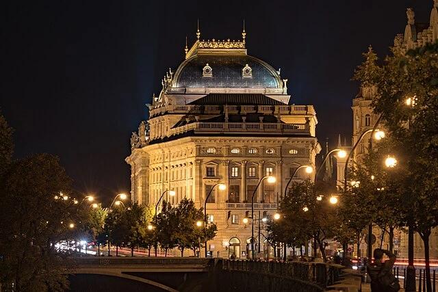 Osvětlená budova Národního Divadla v noci