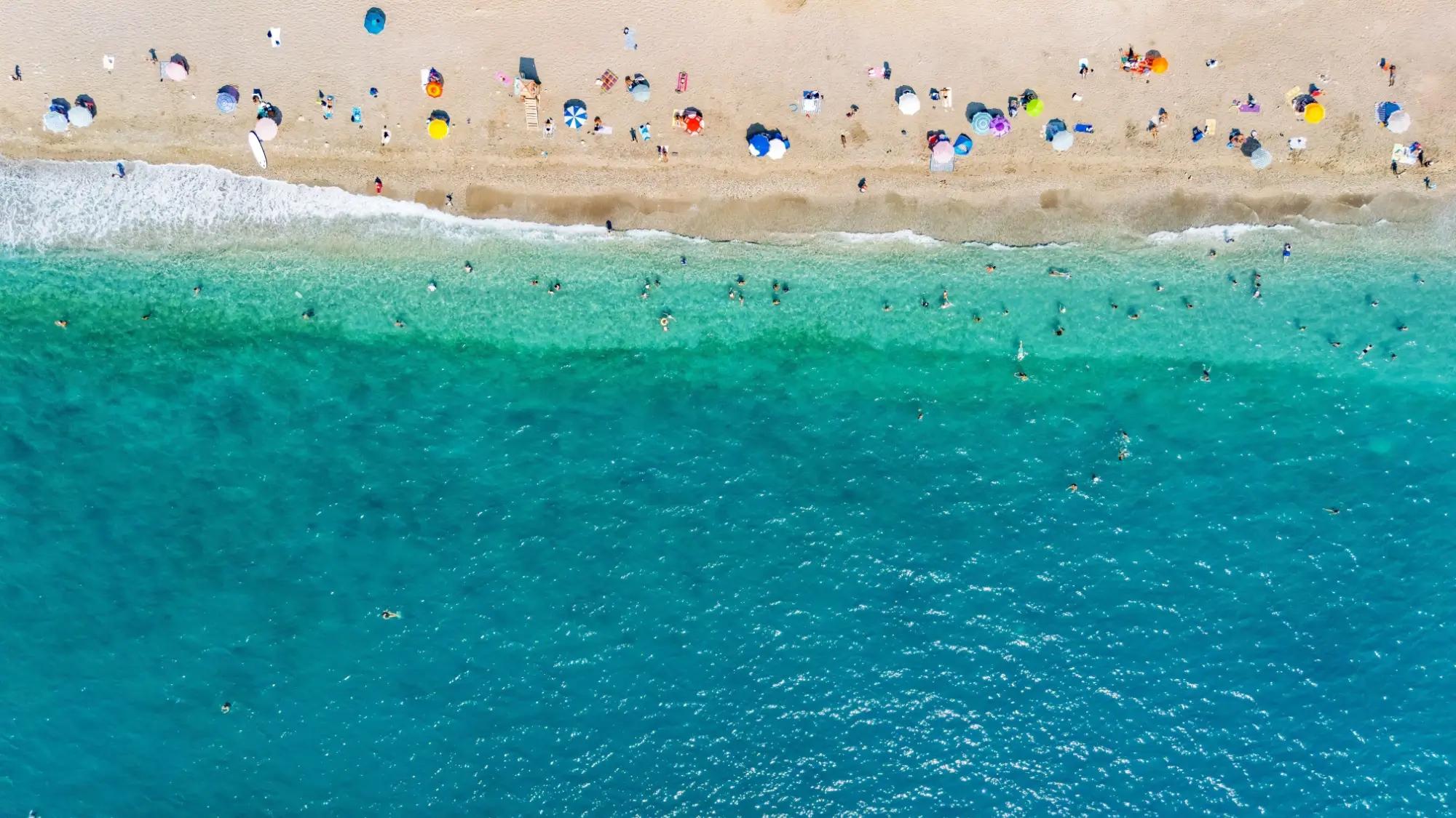 Letecký pohled na moře a pláž