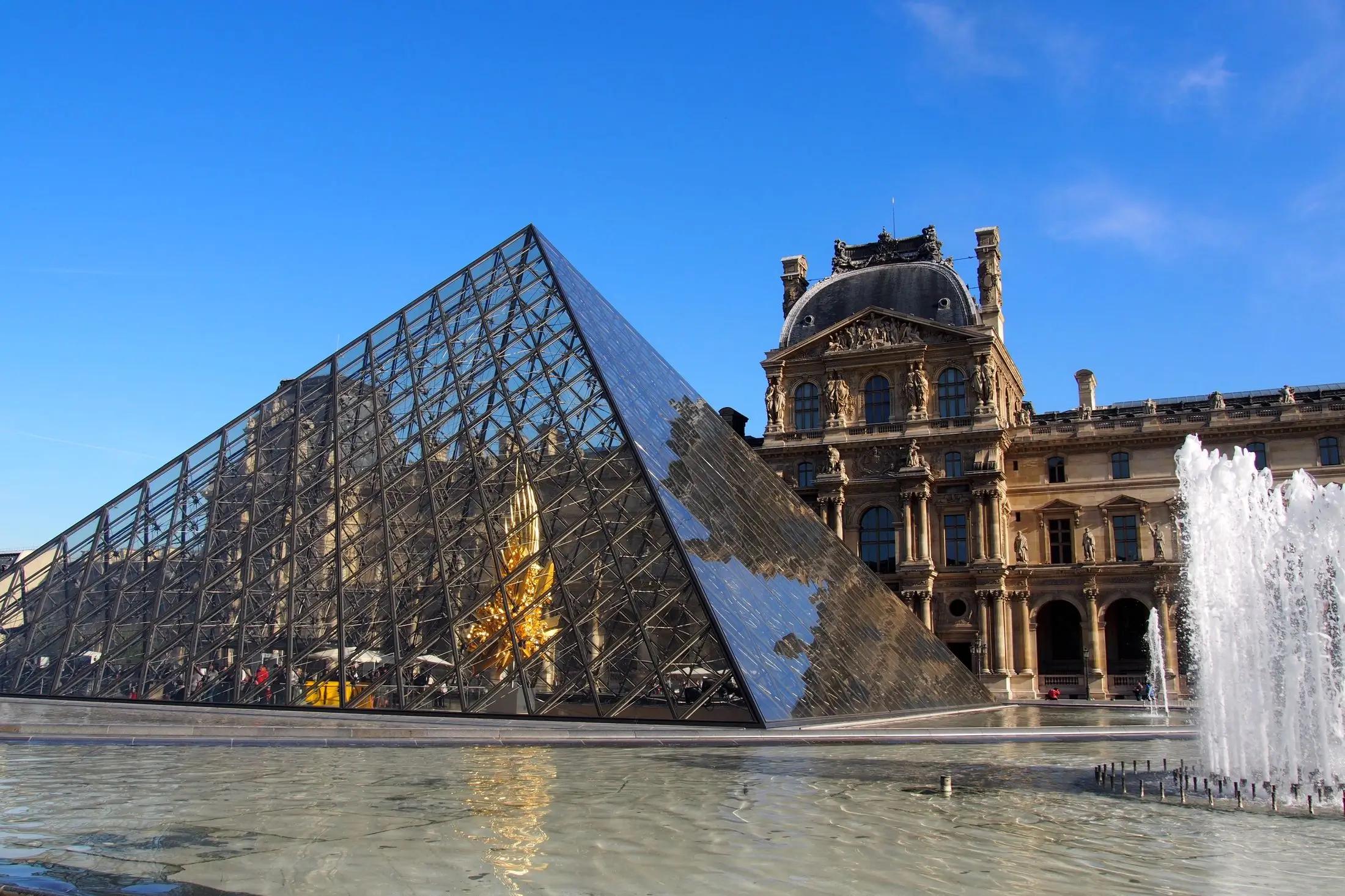 Město Paříž, vidět je kromě jiného muzeum Louvre.
