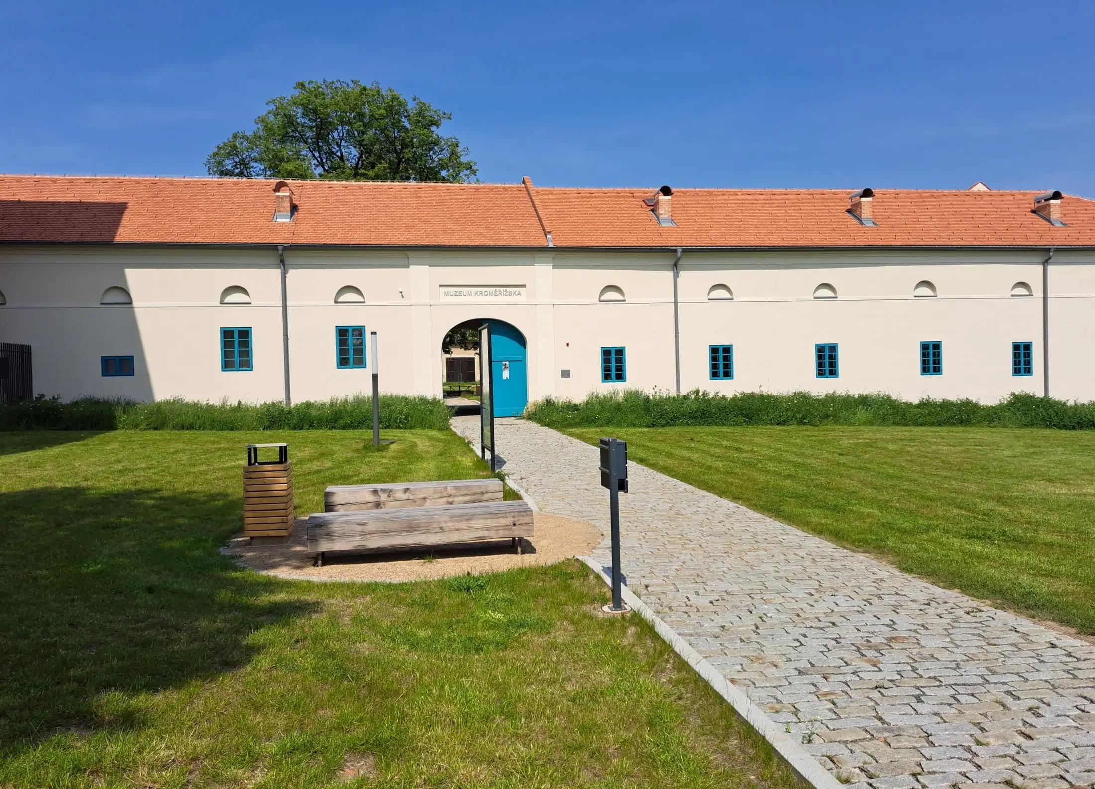 Celkový pohled na areál renesanční tvrze s hospodářským dvorem v Rymicích