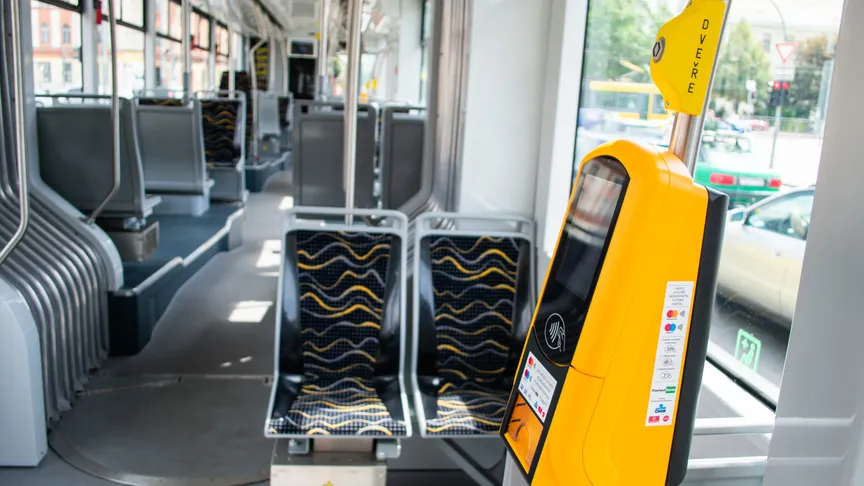 Jízdenku bankovní kartou už je možné koupit na všech terminálech plzeňské MHD.