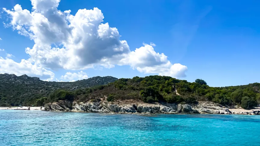 Tajná pláž roku 2025, kterou Evropané neprozrazují: Minimum turistů, žádné předražené vstupy, jen čistý relax