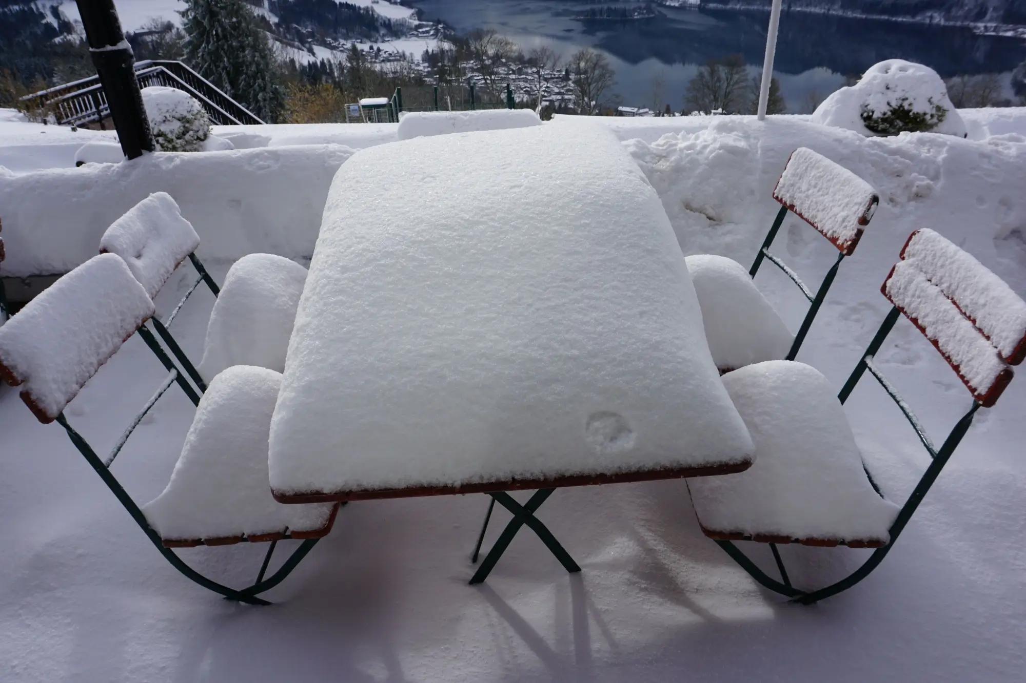 Zahradní nábytek už zřejmě budeme muset zazimovat.