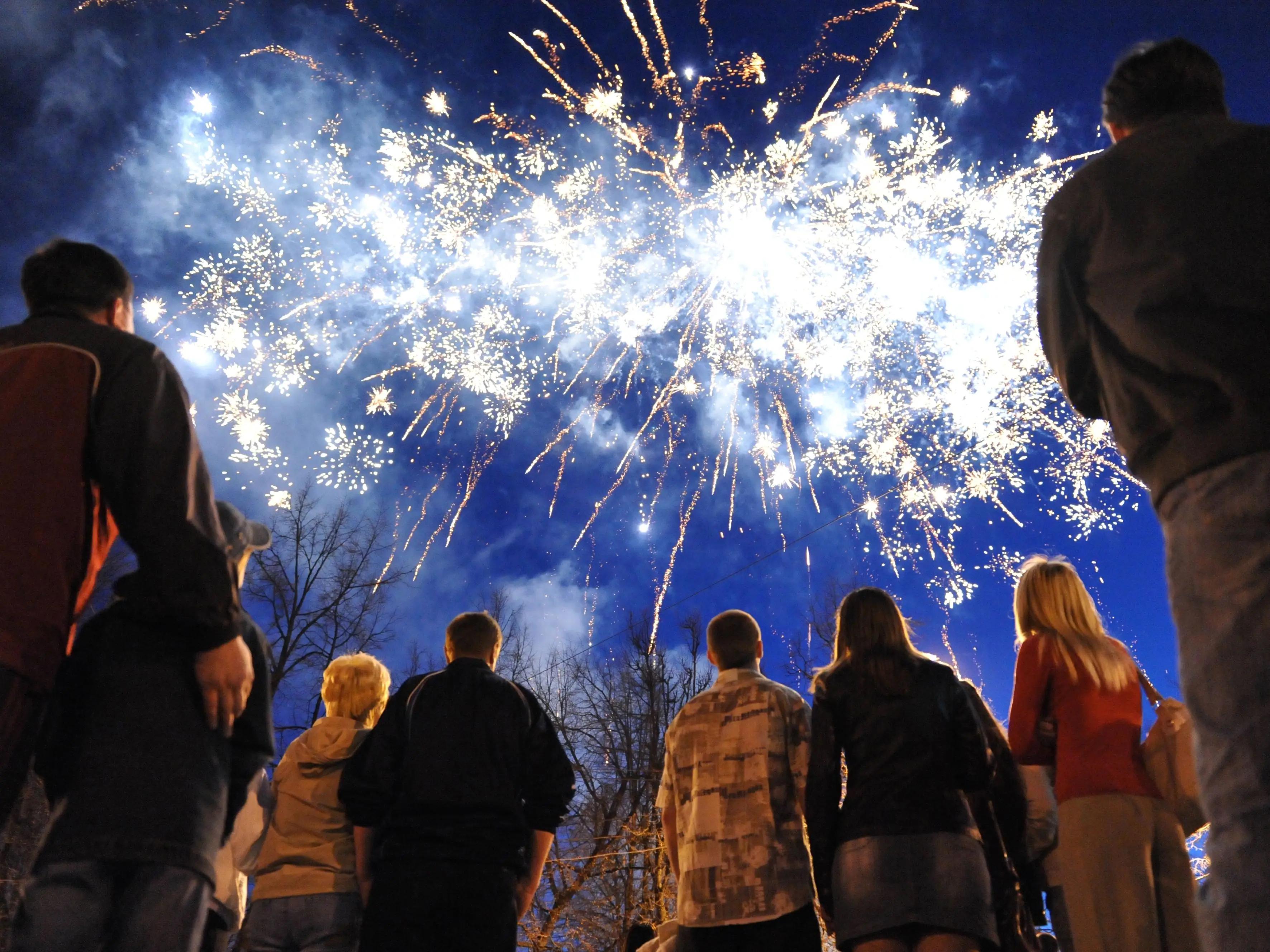 Lidé sledují ohňostroj