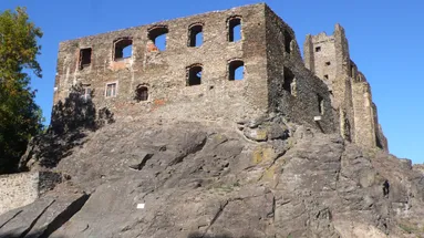 Tento hrad je kousek od Prahy.