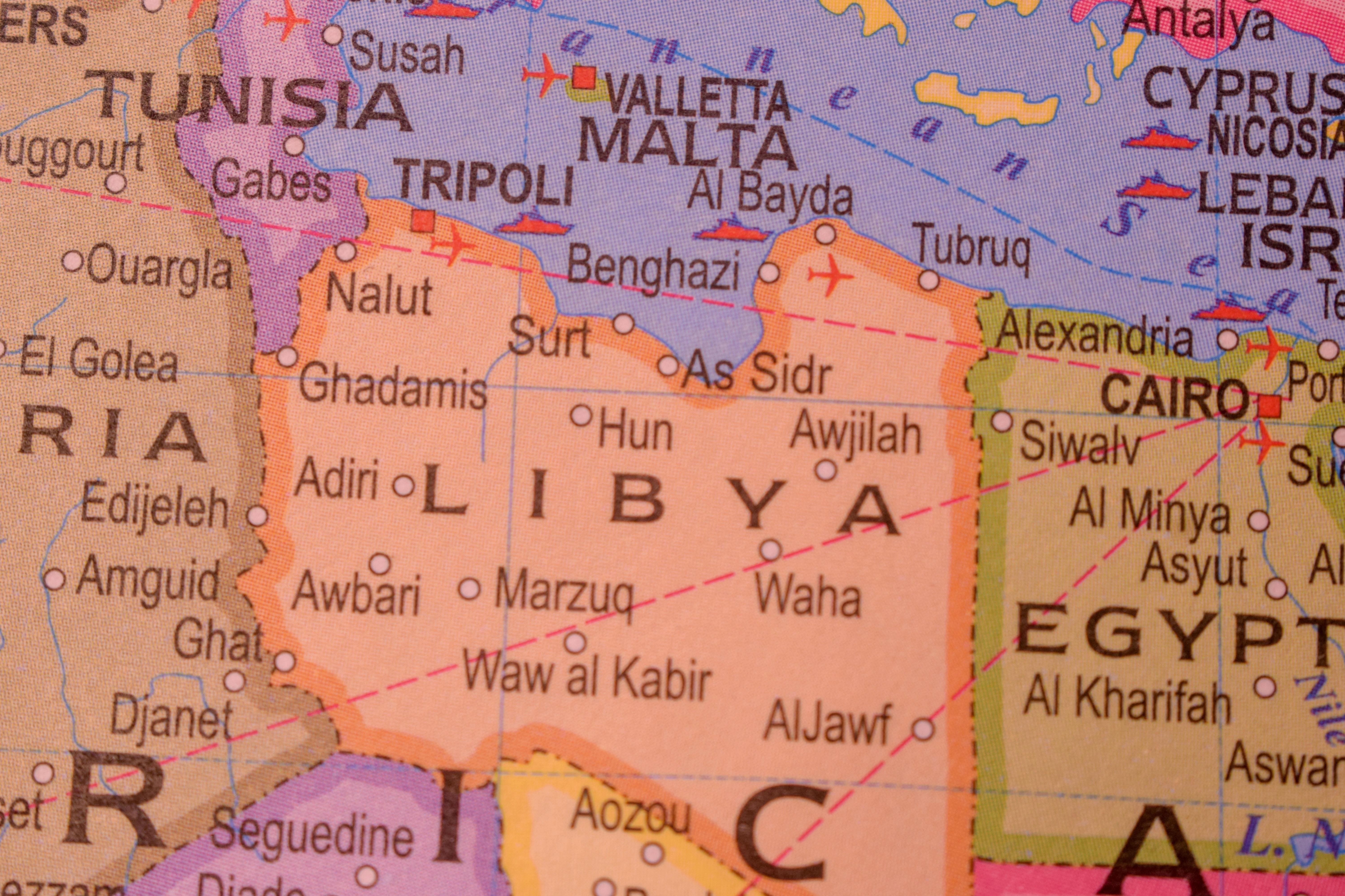 Barevné pozadí politické mapy, kde se nachází Libye a část Egyptu, Malty a Tuniska