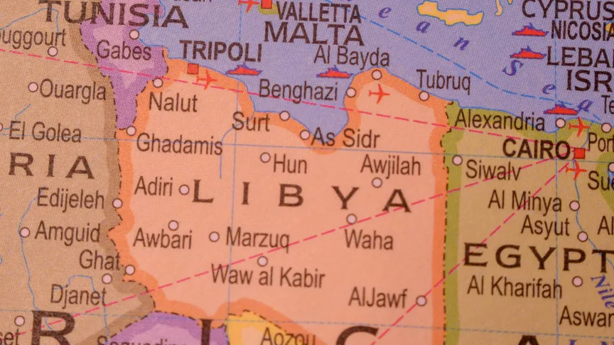 Barevné pozadí politické mapy, kde se nachází Libye a část Egyptu, Malty a Tuniska