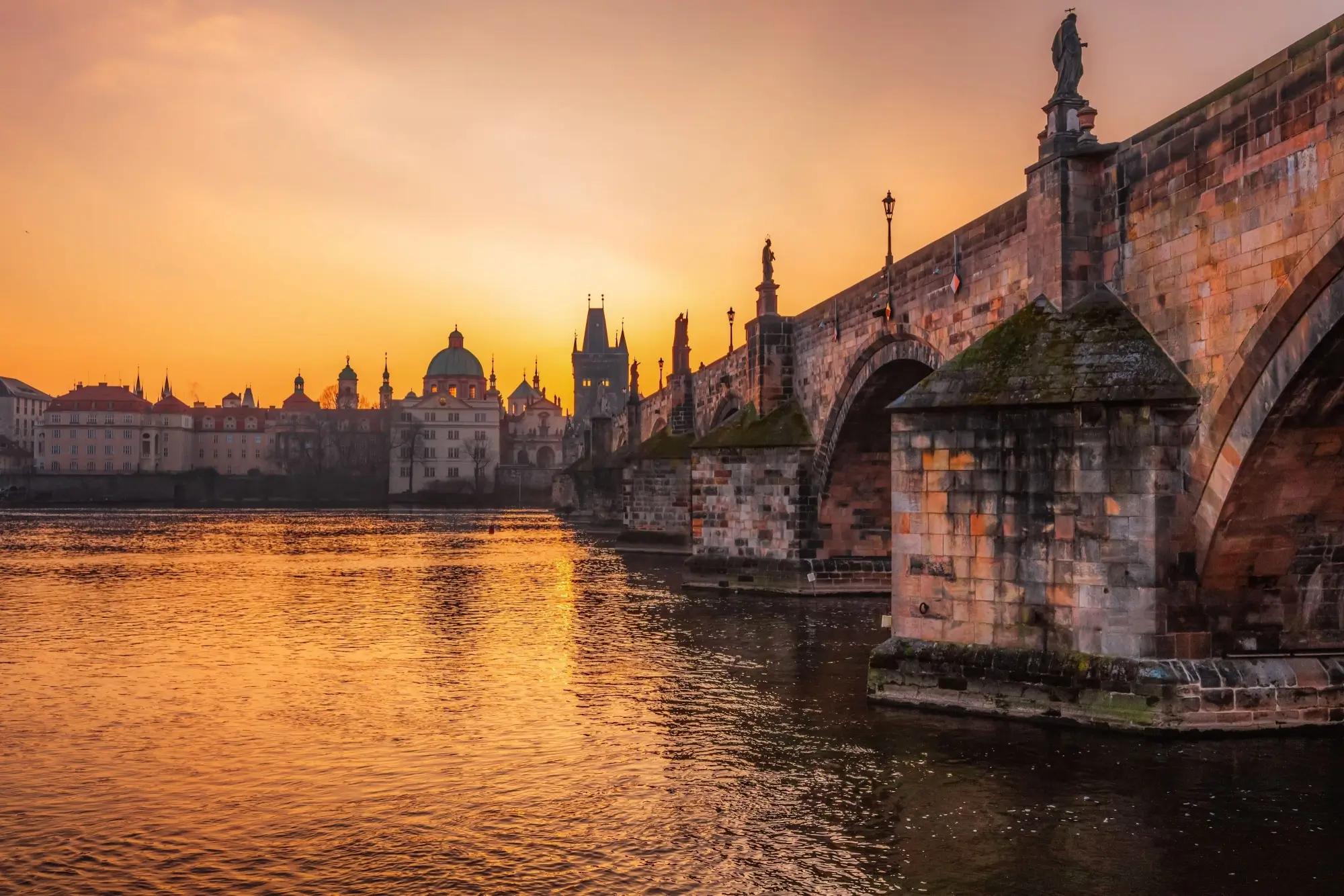 Karlův most, řeka Vltava a západ slunce 