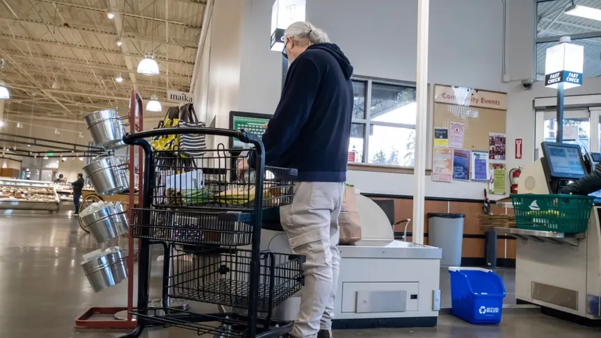 starší muž u pokladny