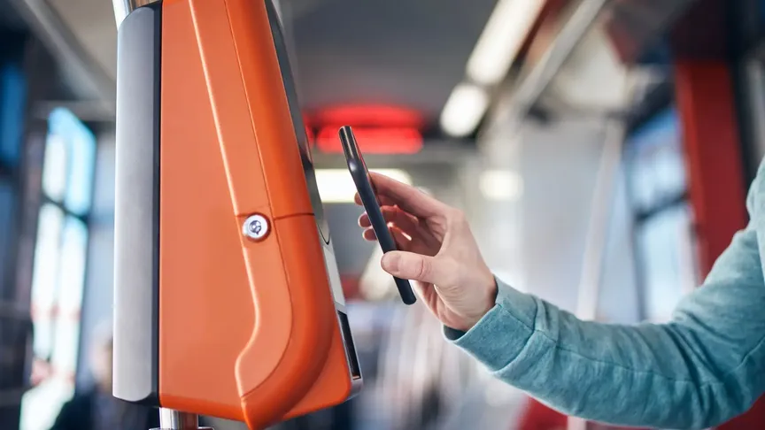 detail na ruku v tramvaji platící kartou