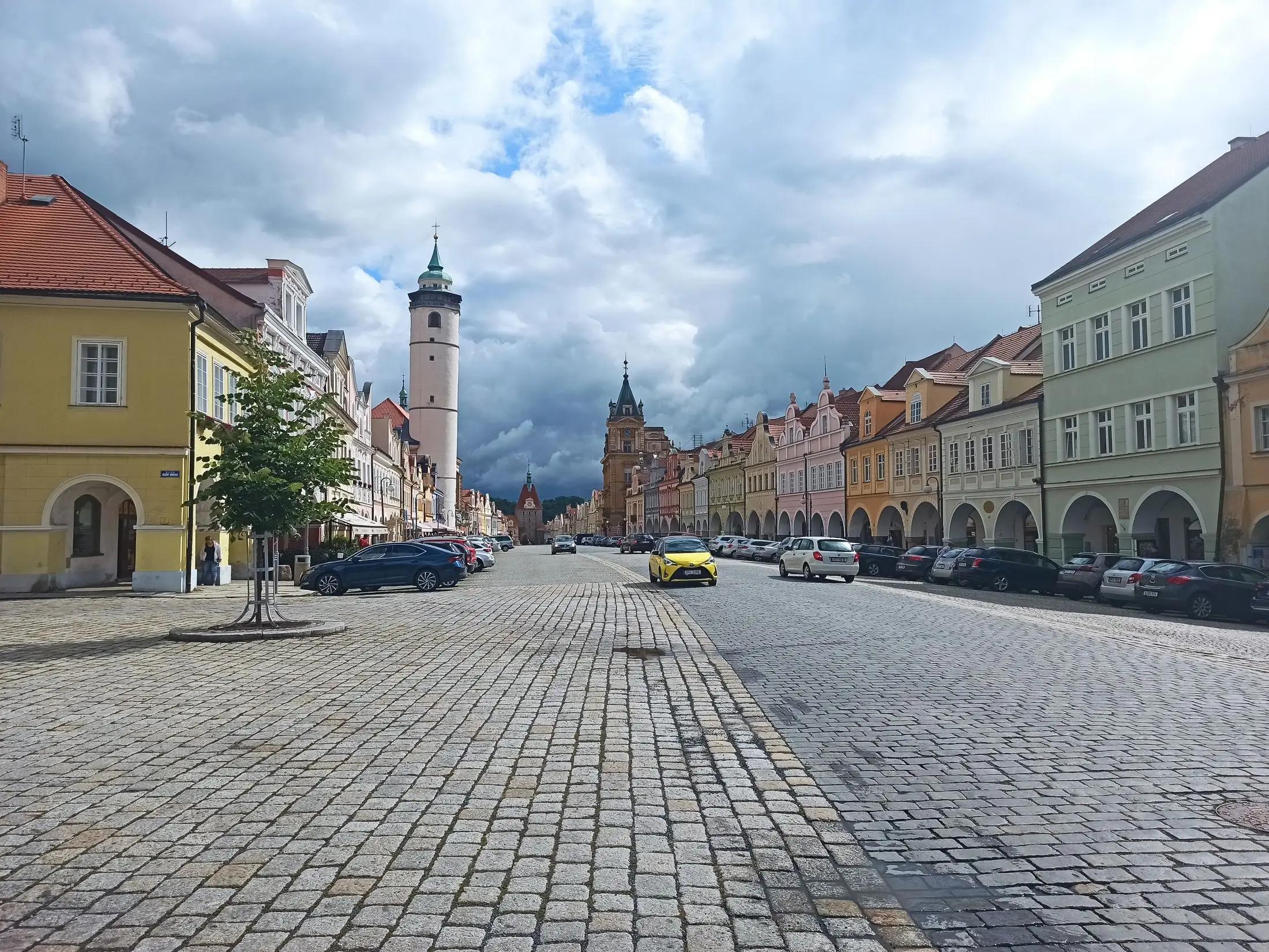 Náměstí Míru v Domažlicích. Je trochu zataženo a centrum je prázdné.